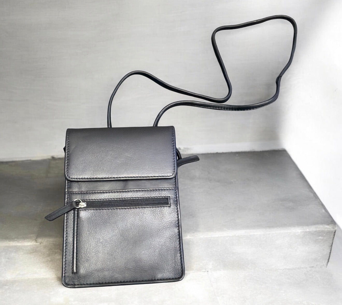 ILI Multi Pocket Genuine Leather Crossbody—RFID Blocking