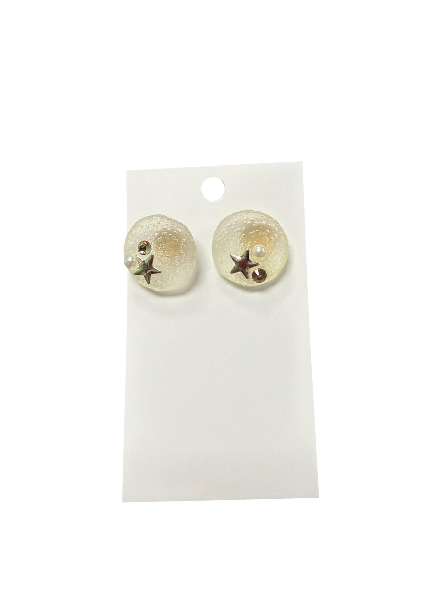 CIRCLE SEASHELL STUD
